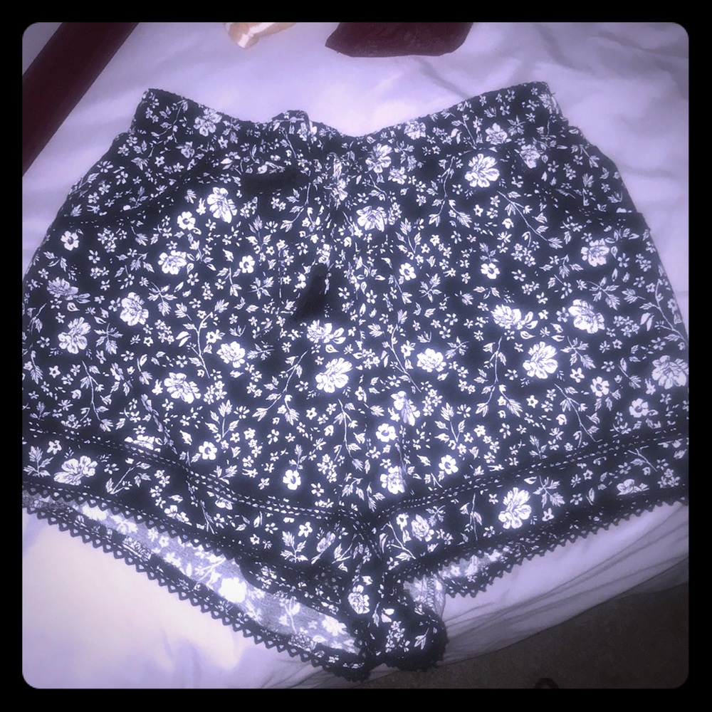 Shorts vanilla star size small